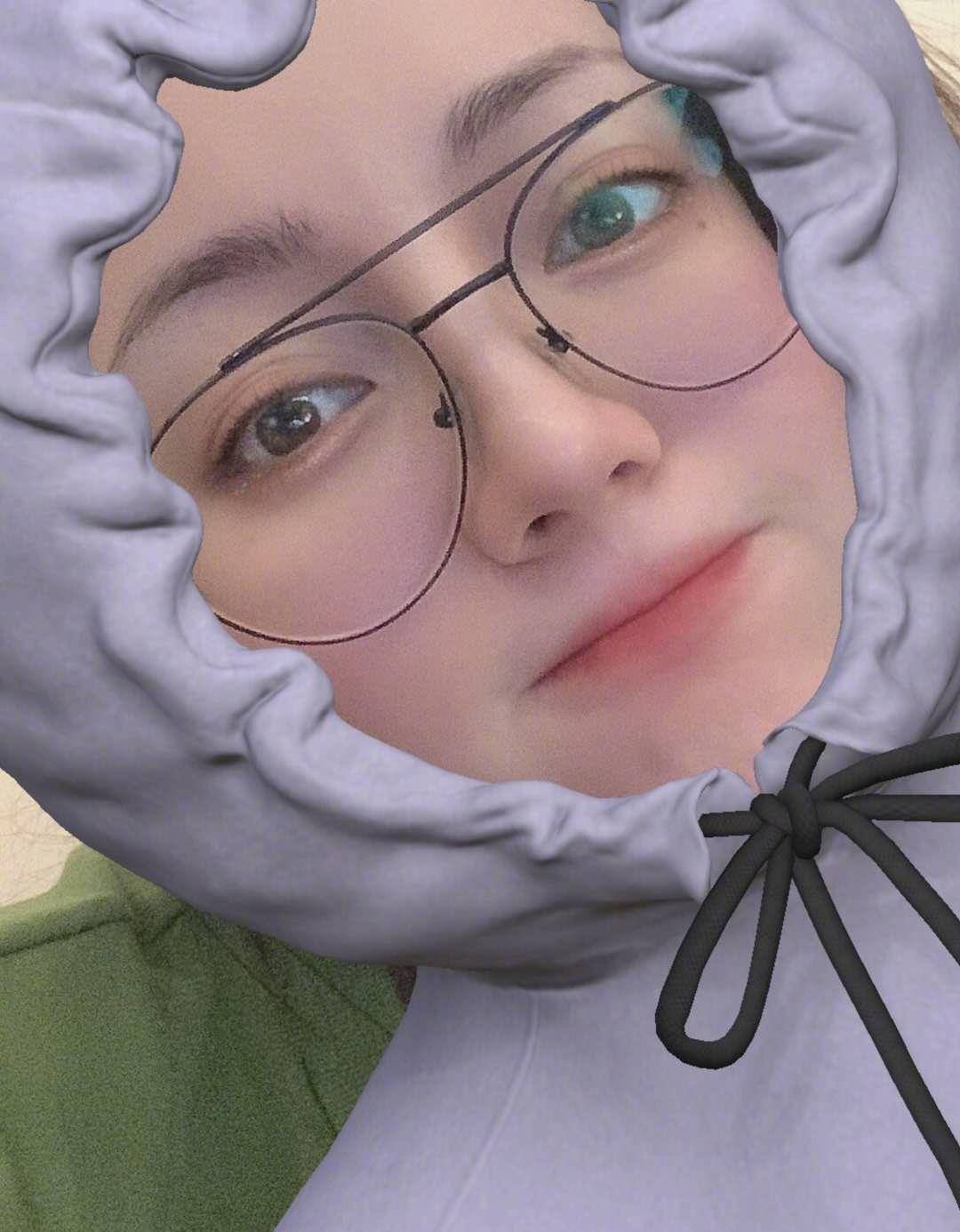 时隔近4个月,迪丽热巴终于营业晒出自拍,闭眼嘟嘴卖萌超可爱