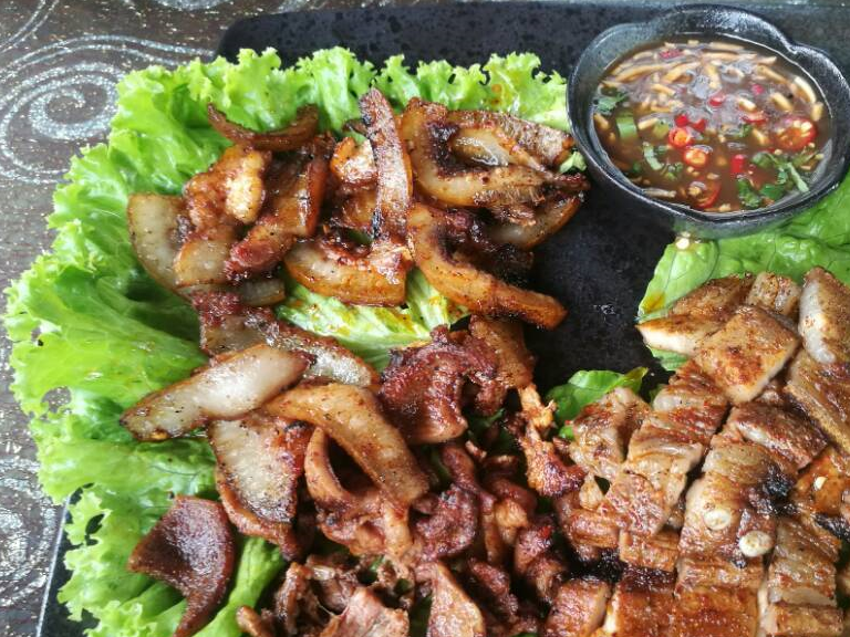 傣味菜/德宏菜里,最有名的要算是手抓饭了.这家把传统