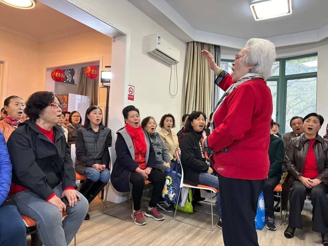 比赛由男高音独唱《两地曲》开场,作品篇幅不长,却颇具艺术感染力.