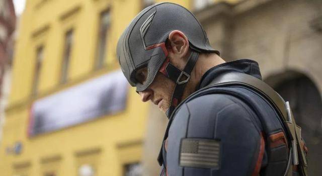 至于我们的美队衣钵继承人新美队,在前三集中,形象不太讨好,几乎就是