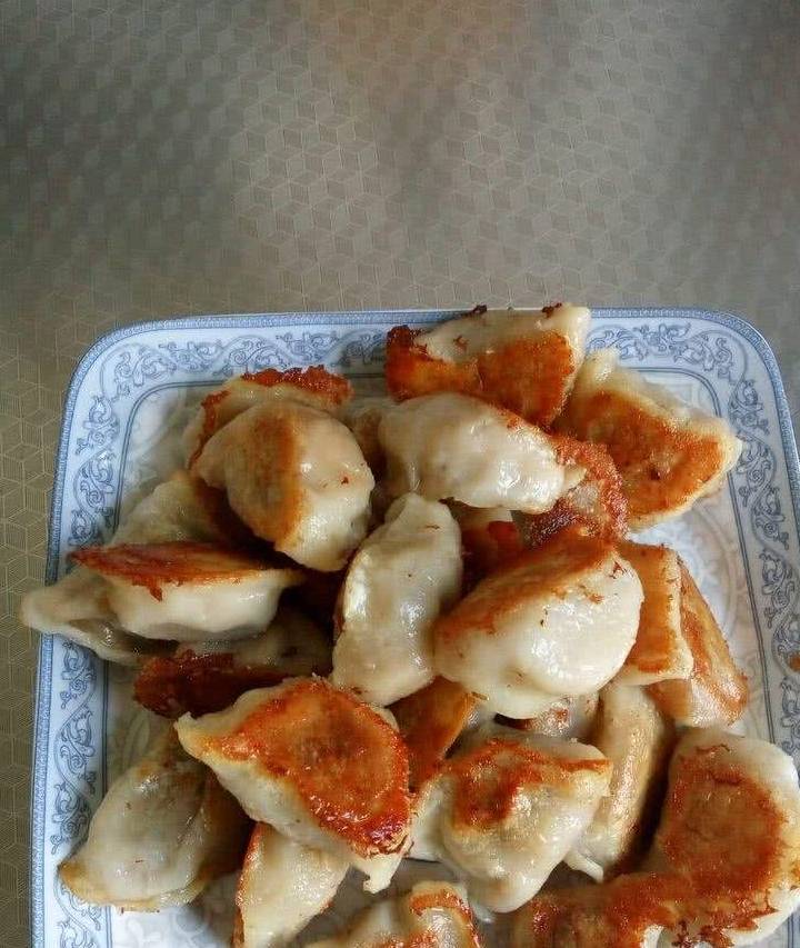 做煎饺锅中先放水还是先放油很多人搞不清弄错顺序不好吃