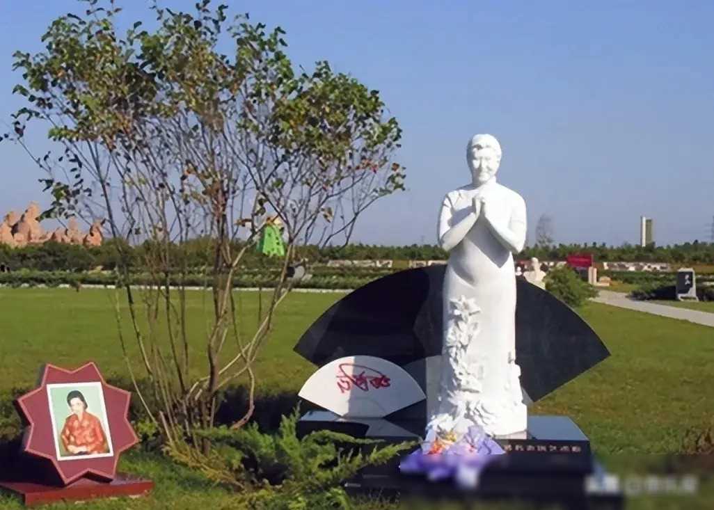 清明时节,走近明星墓碑,缅怀不让他们被遗忘逝去的人