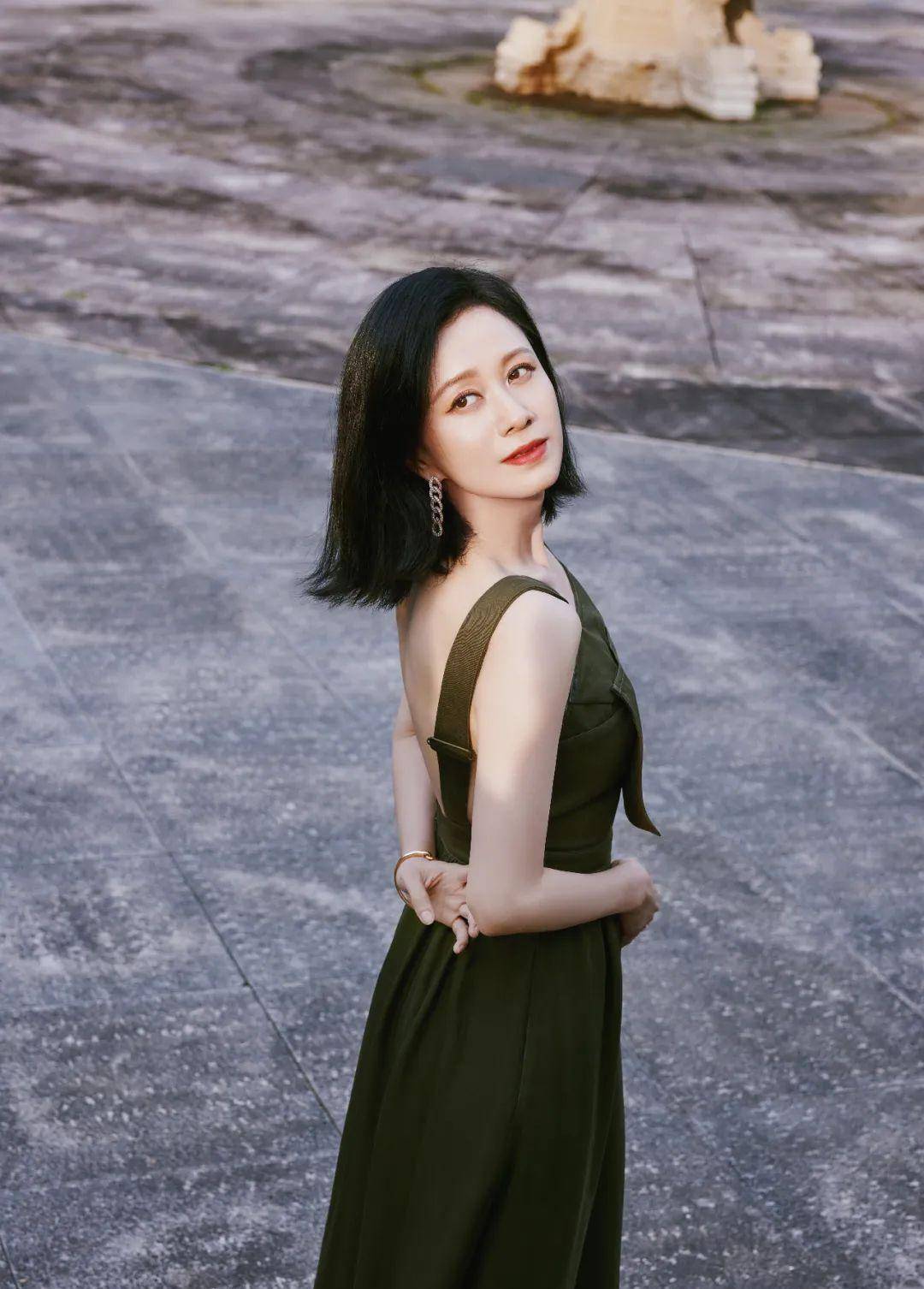 46岁倪虹洁零束缚穿修身背带裤亮相珠圆玉润有当年婷美女神风采