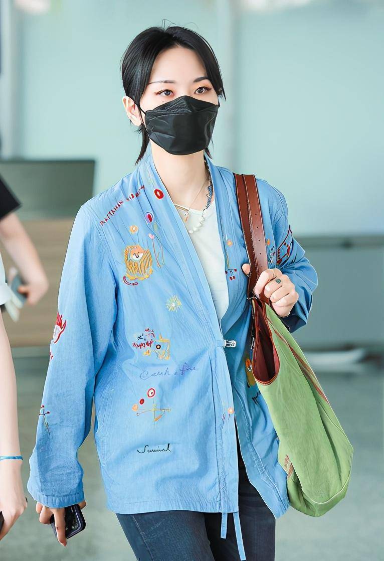 日常穿搭看这套,笔笔穿着"男友装"戴金属链子,印花t恤装扮酷美a爆机场