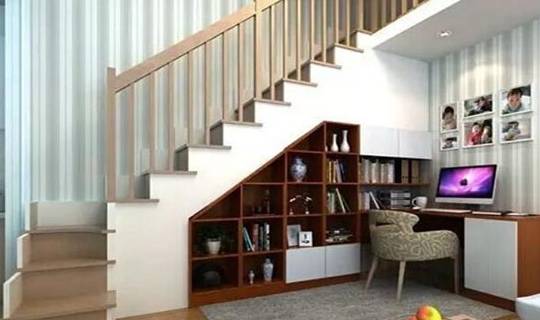 把楼梯的空间利用起来,设计些柜子,很美观很实用呢!