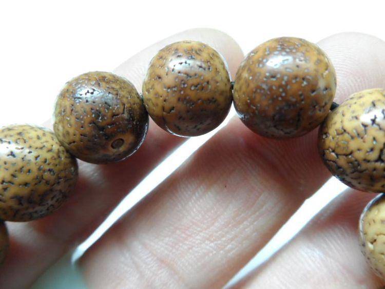 子念珠通常都是大孔,而且通常年份越久孔道直径越大_磨损_颜色_珠子