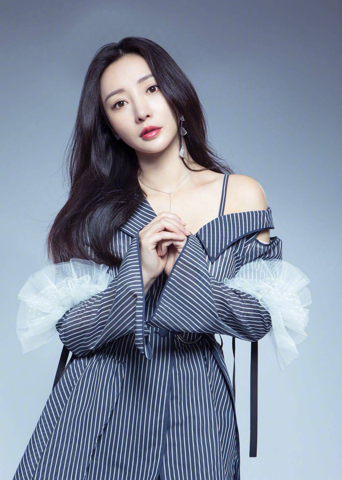 原创柳岩这穿搭我看不懂不过气场得有2米8