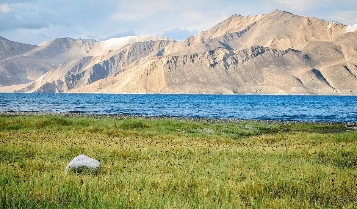 原创横跨两国的高原湖泊一边鱼虾成群一边却寸草不生