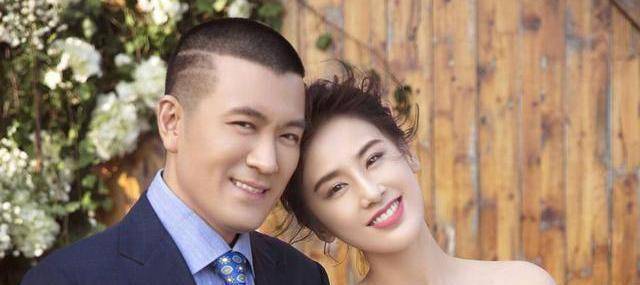 原创原创黄圣依深夜与友聚餐遭醉酒男友人纠缠二人互动亲密送飞吻