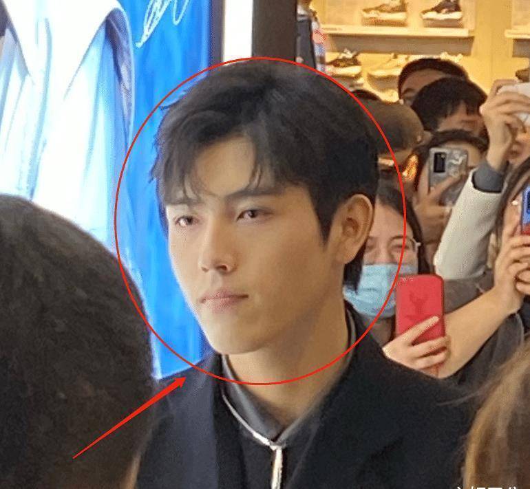 原创陈飞宇现身活动被拍粉丝后期来不及修图这侧脸也太优越了吧