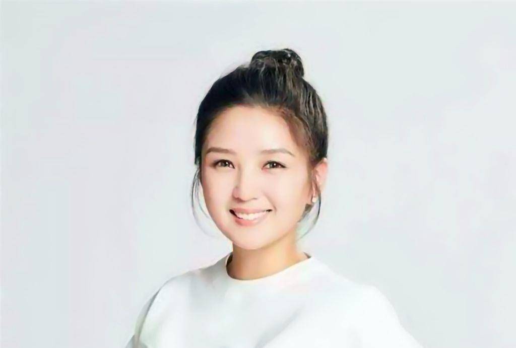 怡燃对何洁是从2005年选秀节目《超级女声》开始的,05届的超女,我最