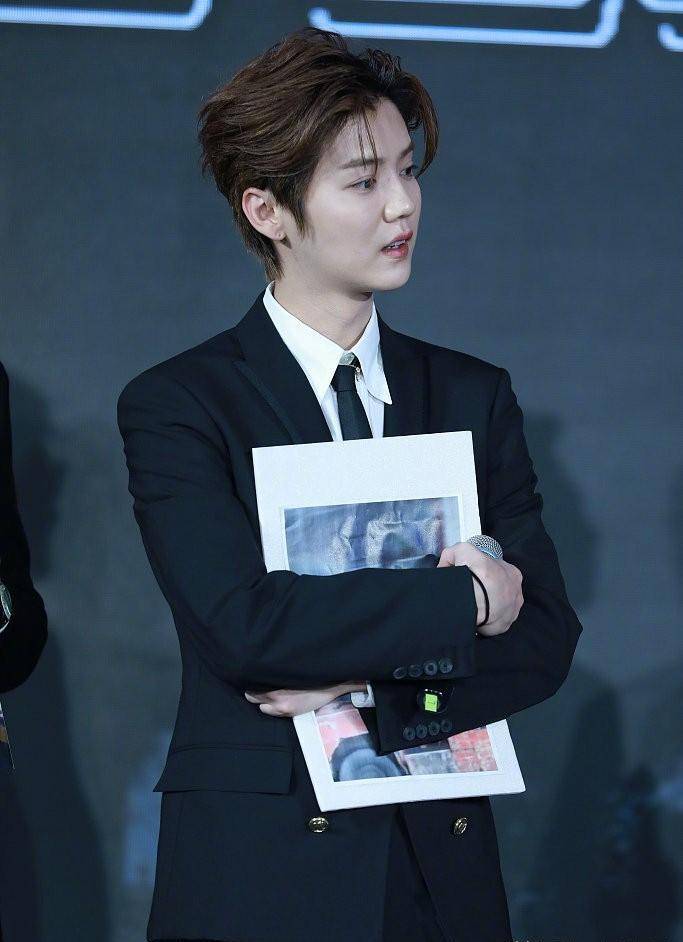 鹿晗超敬业!带病参加活动,生图碾压众多精修图