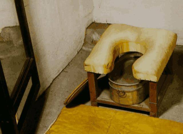 当时妃子并没有专门的上厕所的卫生间,而是一个叫宫房的移动卫生间.