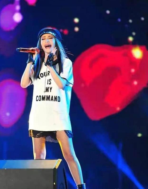 原创萧亚轩17年18个男友曾与小16岁学生恋爱她真的快乐吗