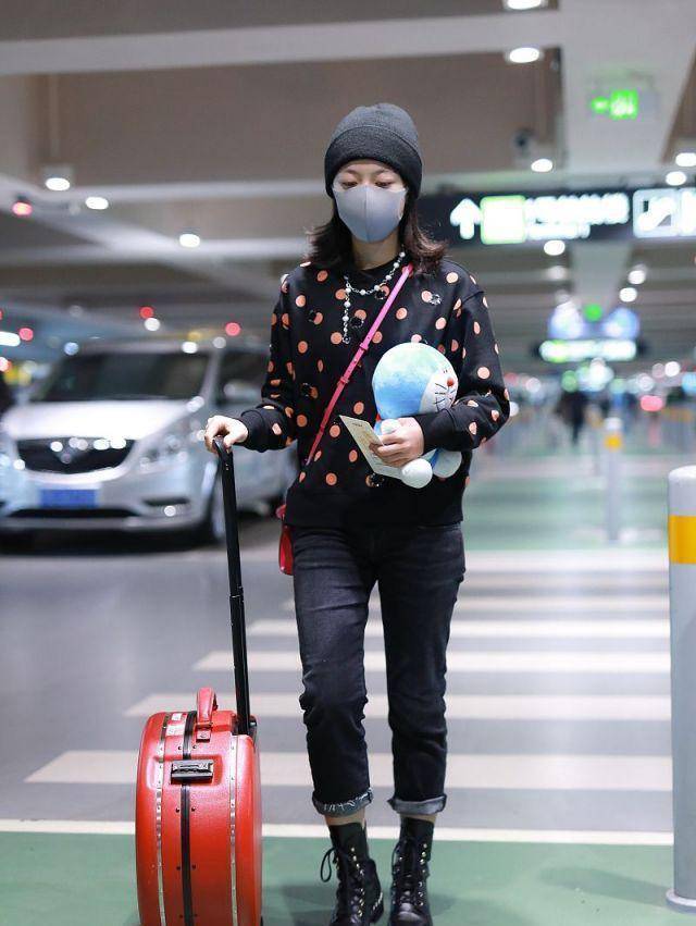 17岁赵今麦越发有星范机场秀全身大牌真奢侈素颜美的无懈可击