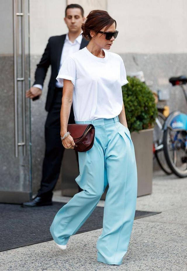 白t恤这样穿,轻松穿出时髦感,简约却不失时尚的搭配_白色_look_造型