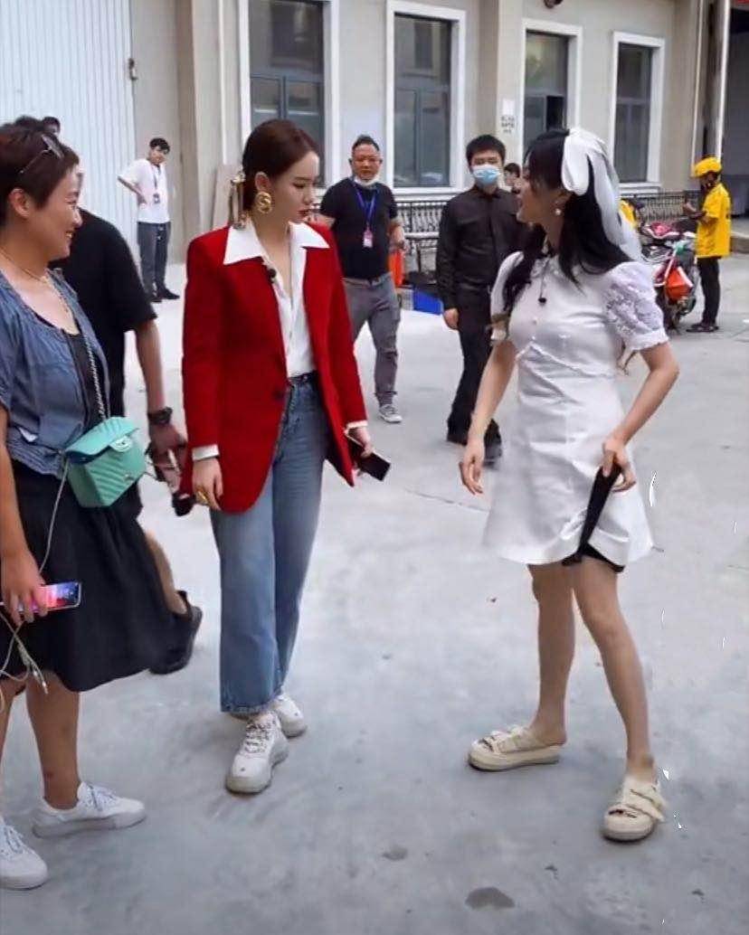 原创偶遇杨超越戚薇录节目两人现场比脚大离开滤镜身材亮了