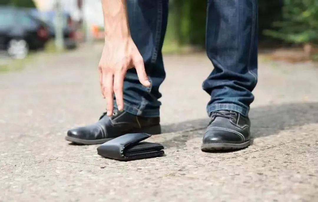 这些衣物可能被踩踏,沾染不洁,捡回这些衣物可能会导致健康问题.