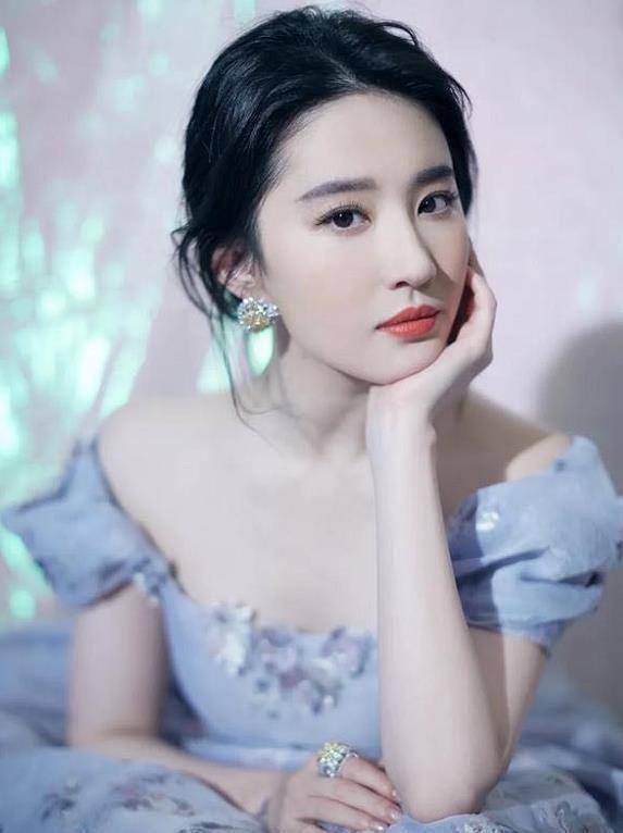 原创别再吹刘亦菲颜值了素颜打扮如大妈身材发福脖子露褶子