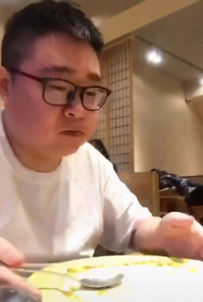 曾是"笑林小子"郝劭文,被母亲"坑"多年,现做街头吃播_郝绍文_郝少文