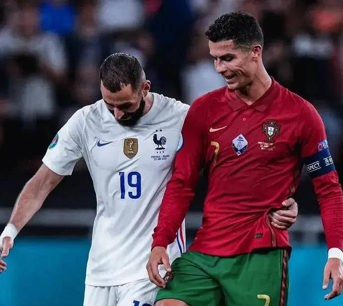 35岁才拿到金球奖的本泽马,是被c罗给耽误了吗_战术_赛季_皇马