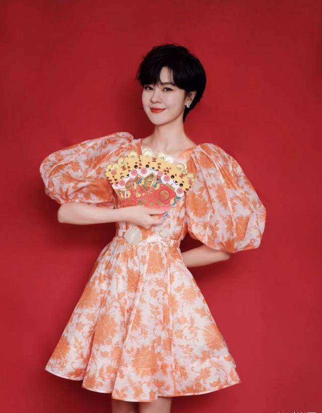 夏天穿郁可唯这一身连衣裙精致优雅有气质