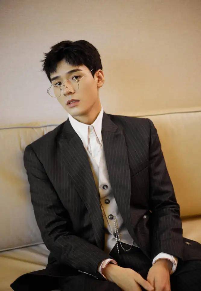 做过模特,还有各种策划代言,像是婚纱策划,钻戒策划,必胜客策划