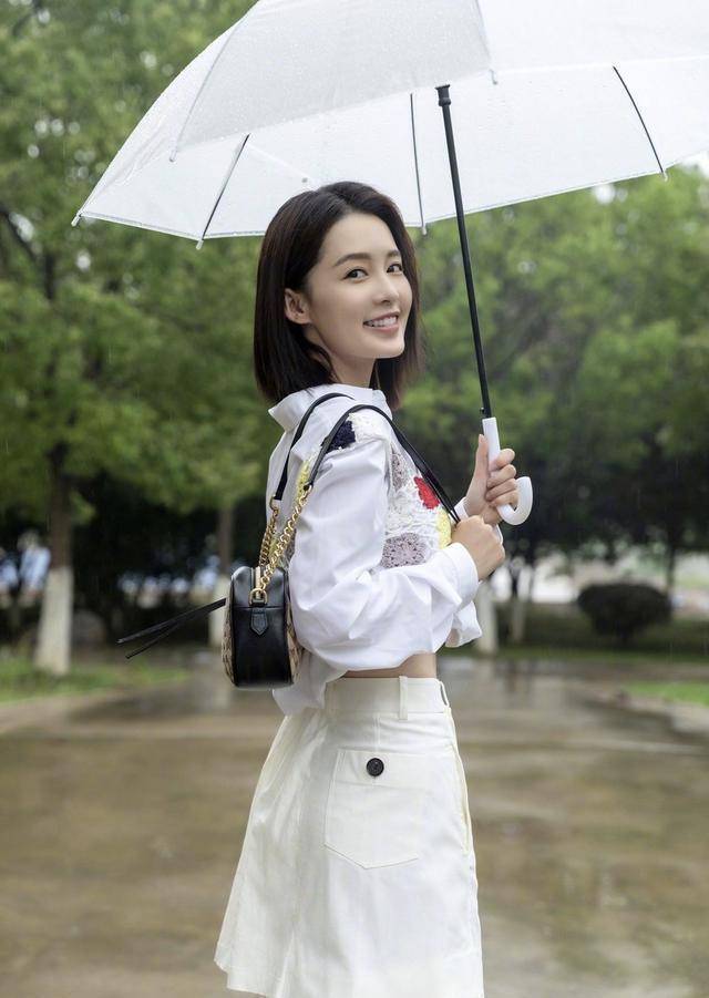 原创李沁夏日炫腹装花衬衫配不规则牛仔裙休闲又时尚