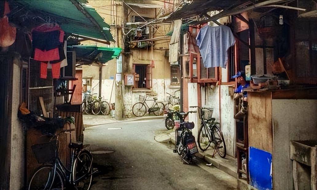 这个普通而勇敢的故事发生在南昌市筷子巷的一栋老旧居民楼里.