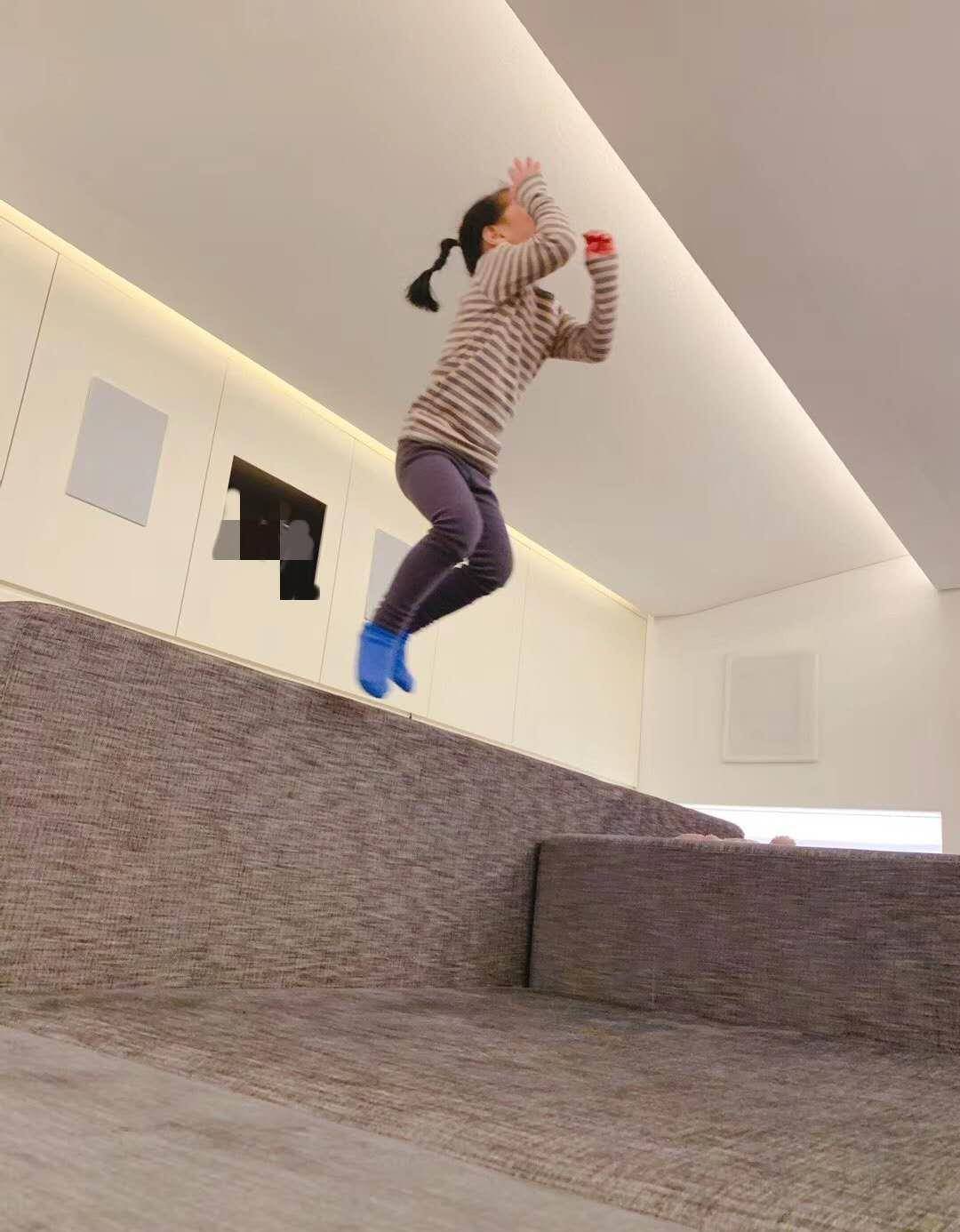 表示:"安姐现在最喜欢的人是妹妹了~",并且这次晒出了妹妹的脚丫子