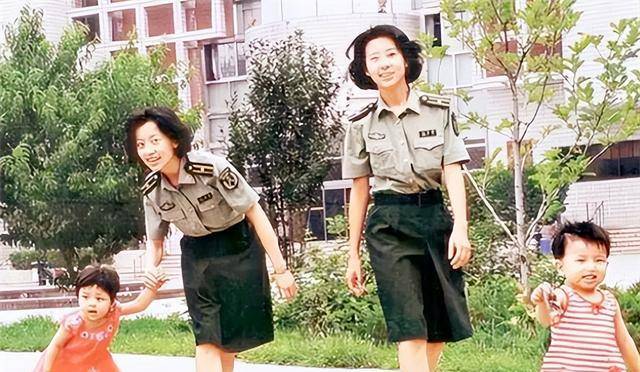 原创99年阅兵仪式上最美双胞胎女兵一夜爆火可后来为何选择平淡
