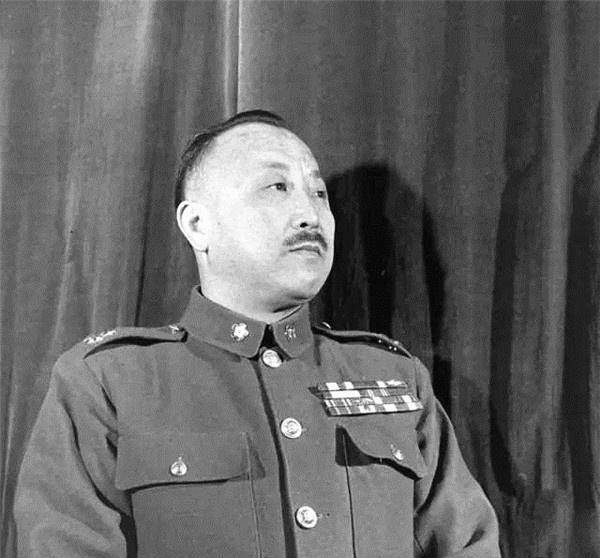 郝梦龄将军出生于河北省藁城县,先是当学徒工,后来投奔军队当兵.