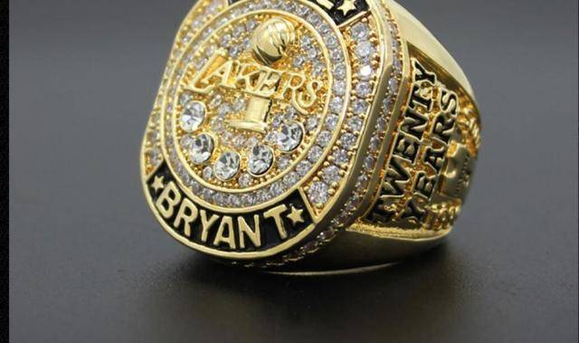 科比总冠军戒指拍出天价,引发人们对其家庭经济情况的思考_拍卖_1_nba