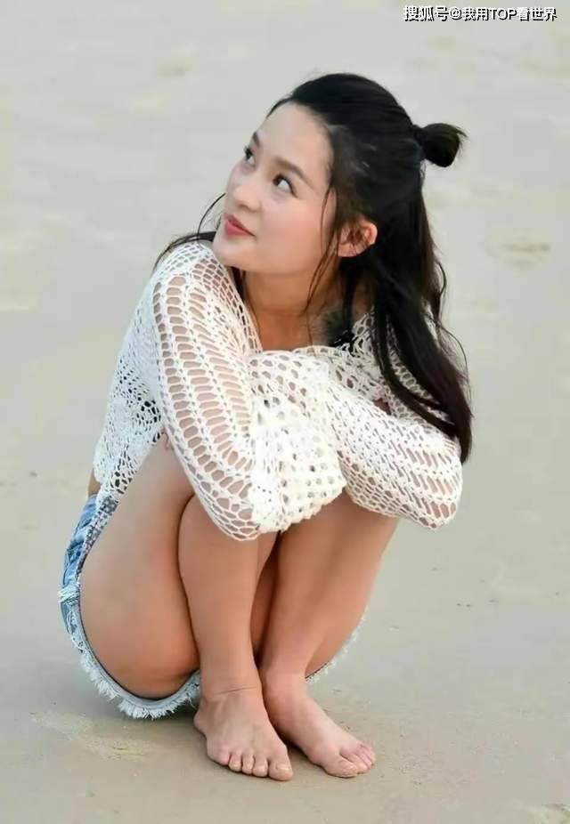 原创李沁的身材有多撩看她蹲在沙滩上的样子网友太美了
