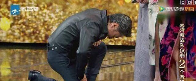 原创波叔单膝跪地张小斐是乱剪辑还是作秀沈腾完美救场