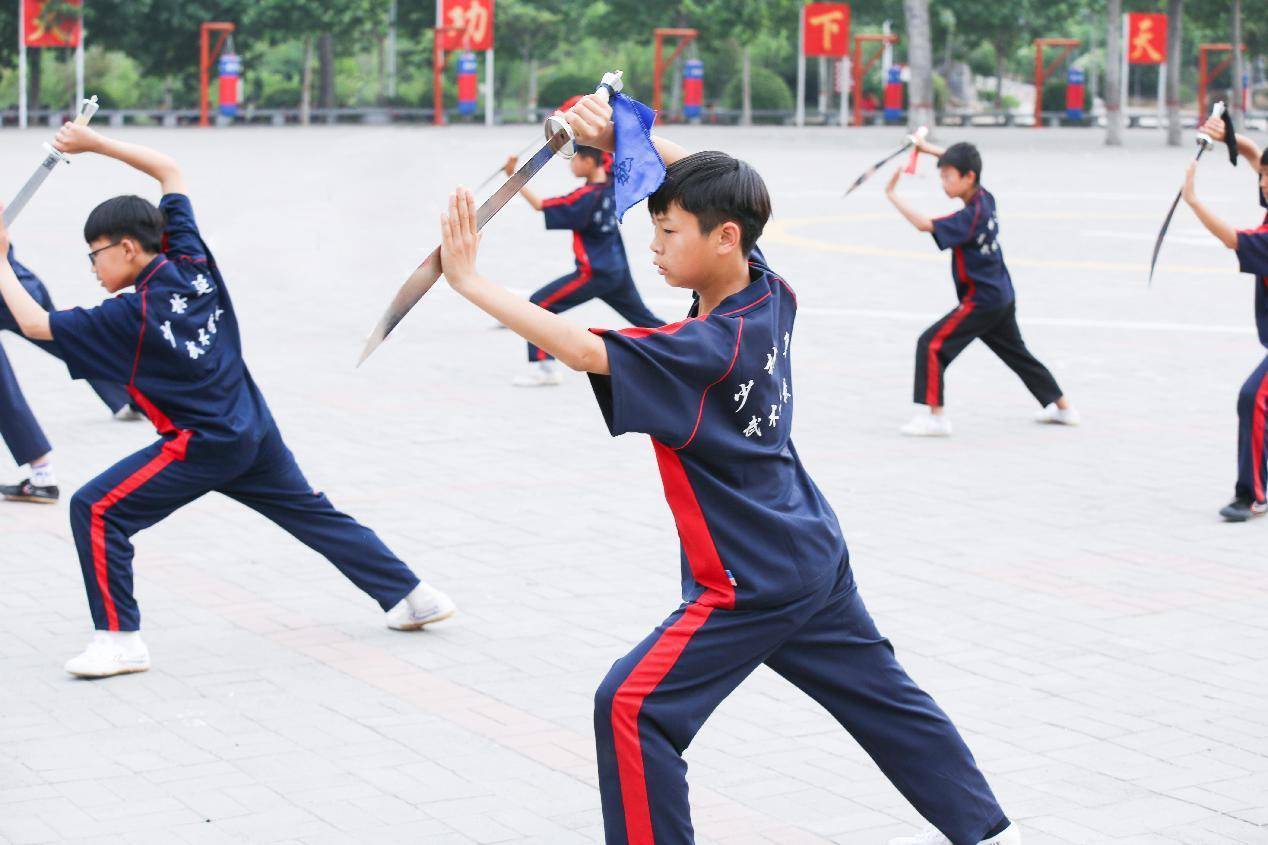 在武术的学习中,孩子们会通过不断的练习和挑战来增强自己的耐力,毅力