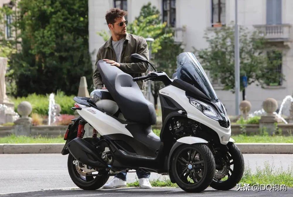 从图上我们能看出,这是一款倒三轮摩托,为什么不是两轮车款呢?