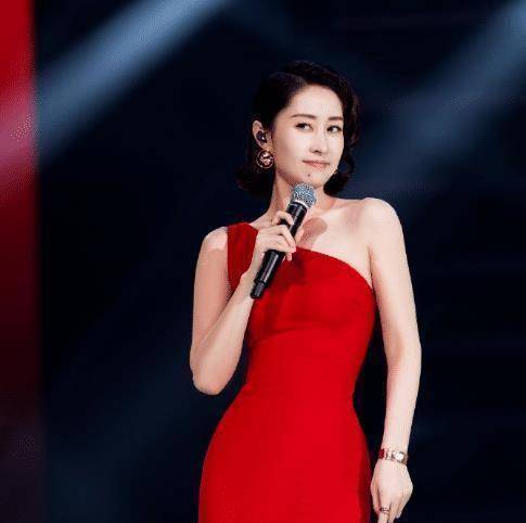 原创刘敏涛晒女儿侧脸照乍一看还以为是杨幂小小年纪就是美人胚子