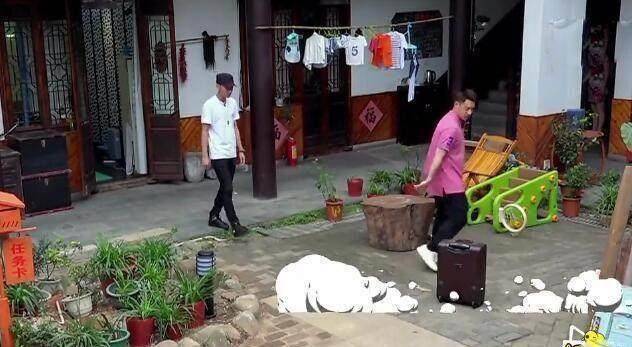 被儿子骂大头鬼潘玮柏生气的把他行李扔到院子里开赶了小子瞬间老实了