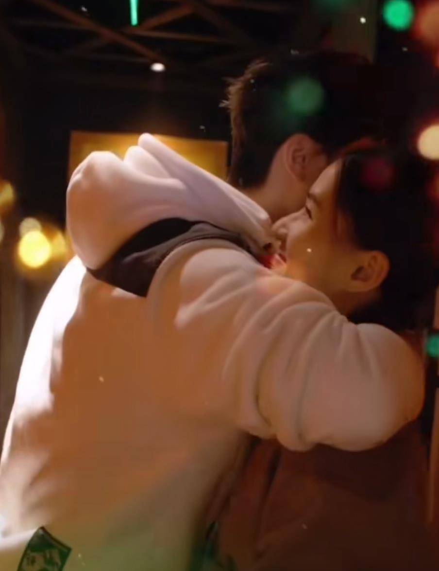 原创窦骁误撞女友何超莲准备的生日惊喜对方束手无措长啸整段垮掉看到