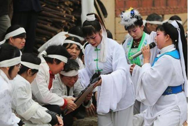 原创河南哭灵人武会霞每年至少哭70场磕头上万次年入几万元