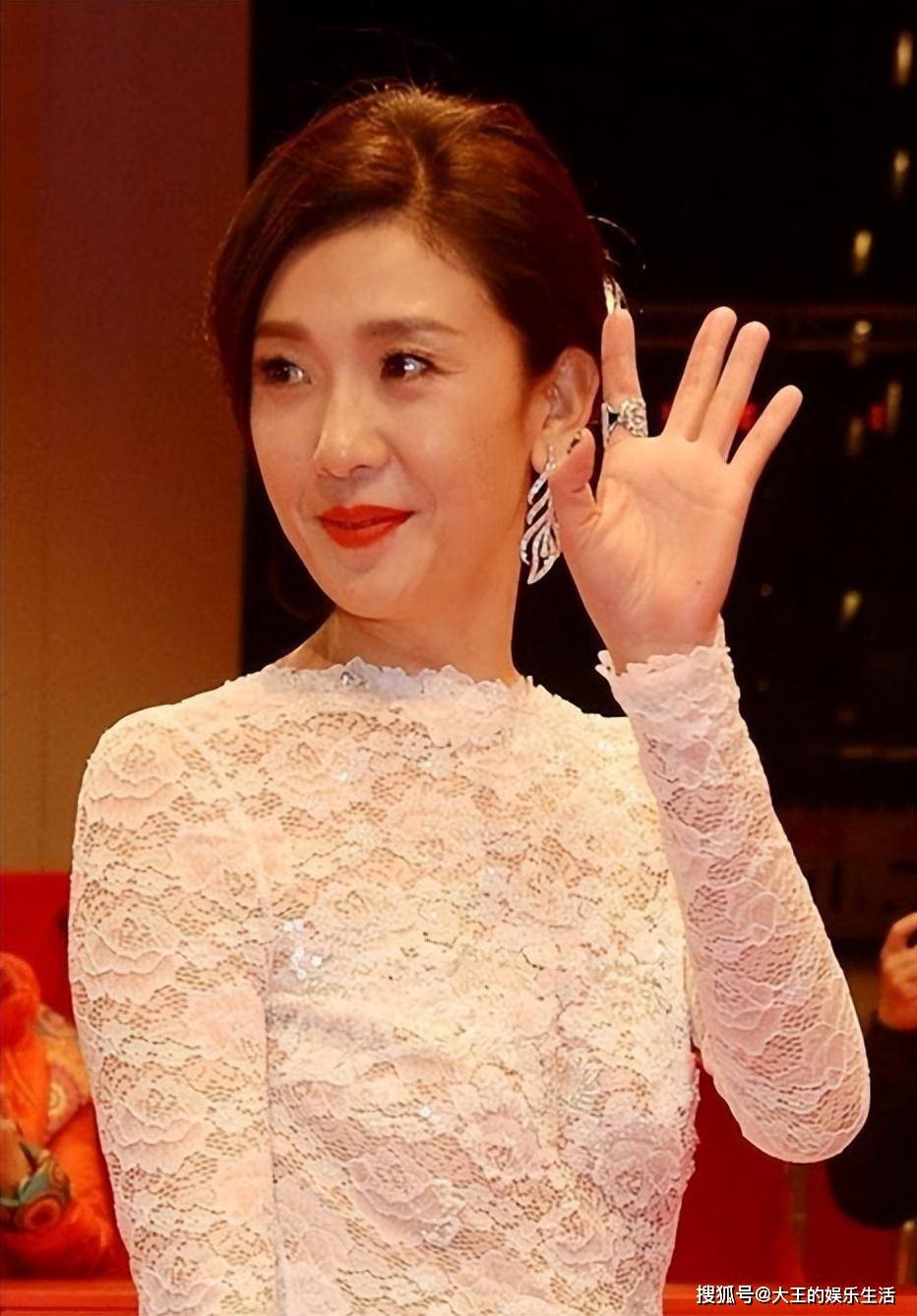 原创高冷美女嫁平平无奇老公39岁生子裴佩老师婚后怎样了