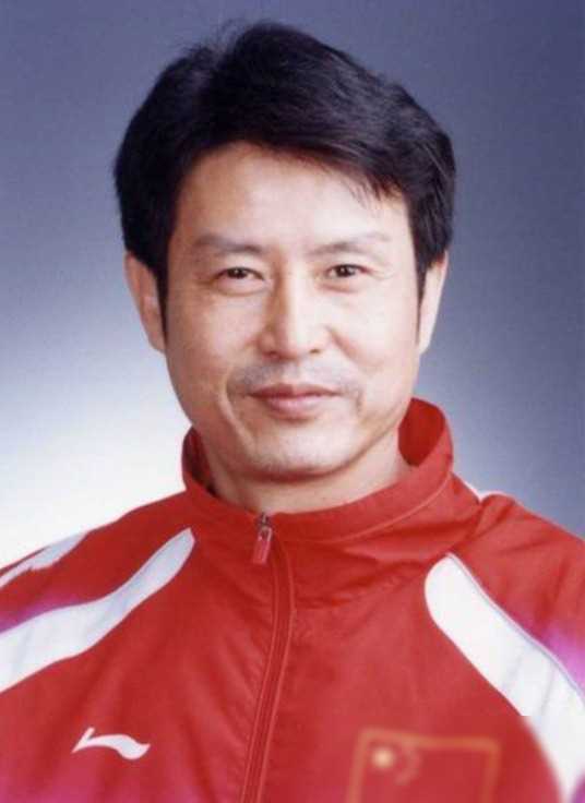 女排主帅陈忠和:与郎平亦师亦友,再婚娶队员,前妻不幸离世