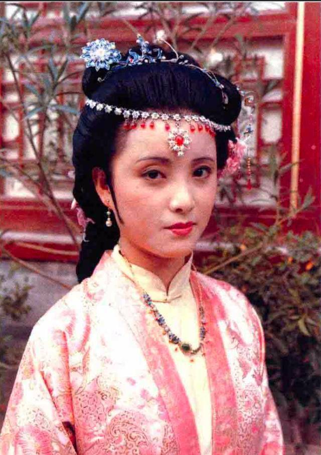 秦可卿的房间那么奢华为何还要摆着个木瓜作者用意太深了