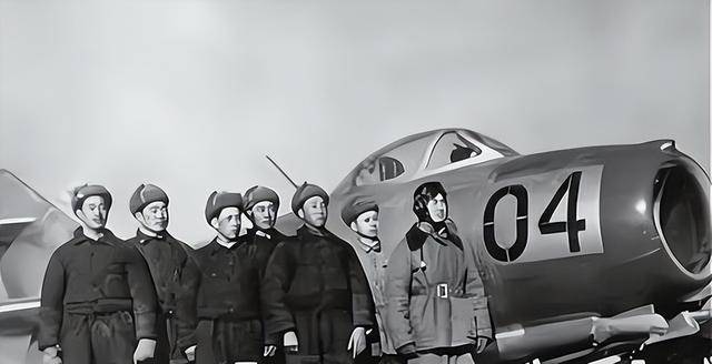 他是成都军区的首任空军司令员,62岁授中将,65岁被免职后退役_侯书军