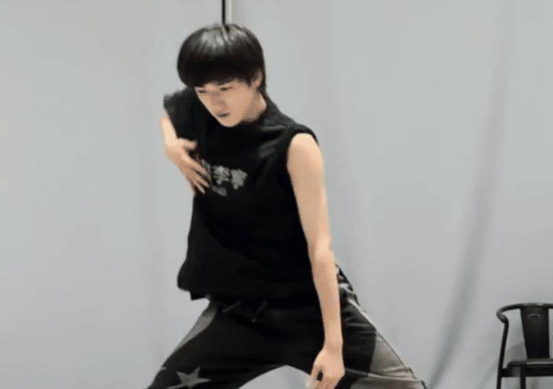 原创宋亚轩晒日常练舞视频一身黑色帅气又高冷谁料手臂线条更吸睛