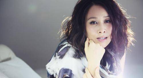 从网上流传的照片可以看出,这位14岁的儿子长得像那个那英身高也很高