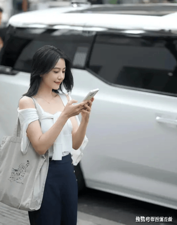 高圆圆骑自行车带火了一种新穿法衬衫超短裤时髦洋气又减龄