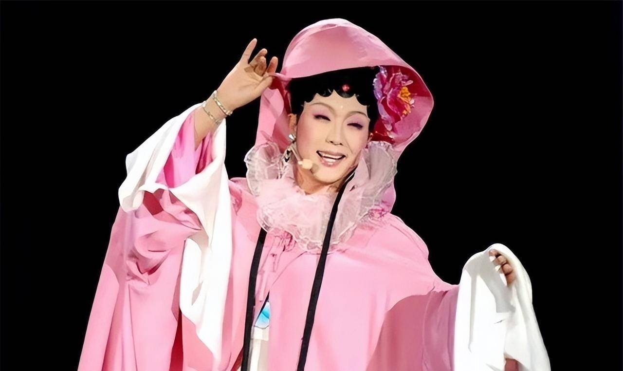 原创京剧大师梅葆玖评价李玉刚打着梅兰芳旗号却是博人一笑的小丑