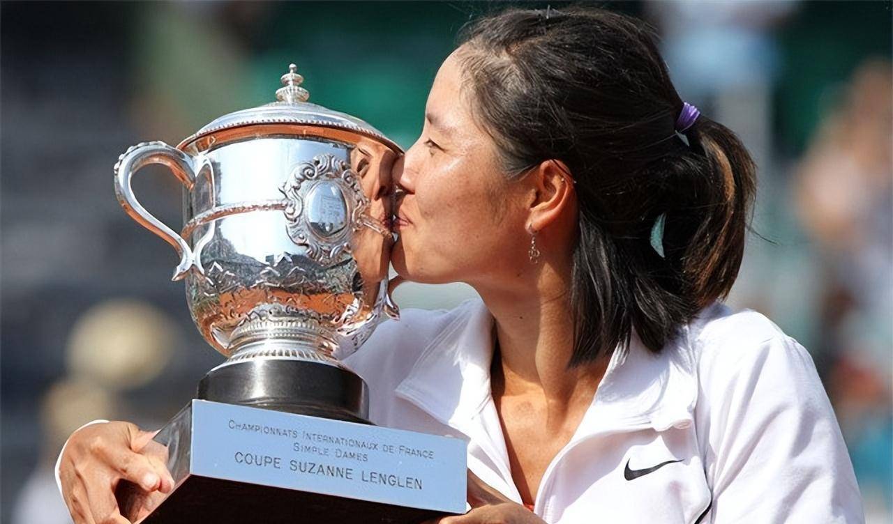 可是教练说,看李娜挥杆的动作更像是在打网球,不如让她试试打网球